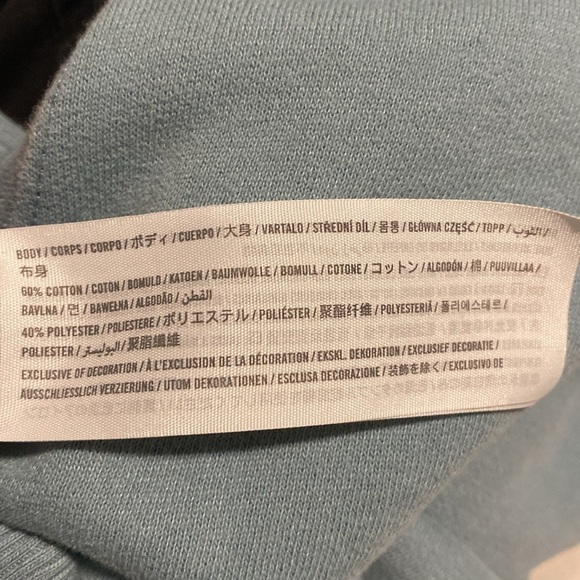 Blue with a little tint of green hollister crewneck. XS 
(I take offers too) - Picture 3 of 4